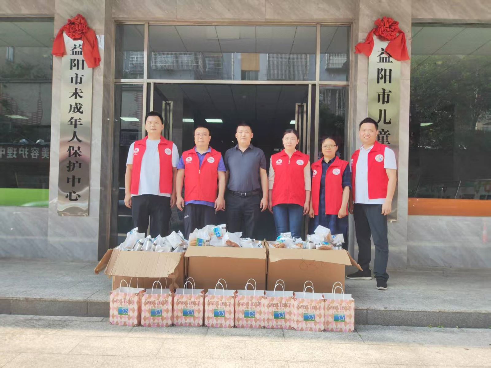 益阳市博物馆“518国际博物馆日”温情行动：文创礼包送抵福利院